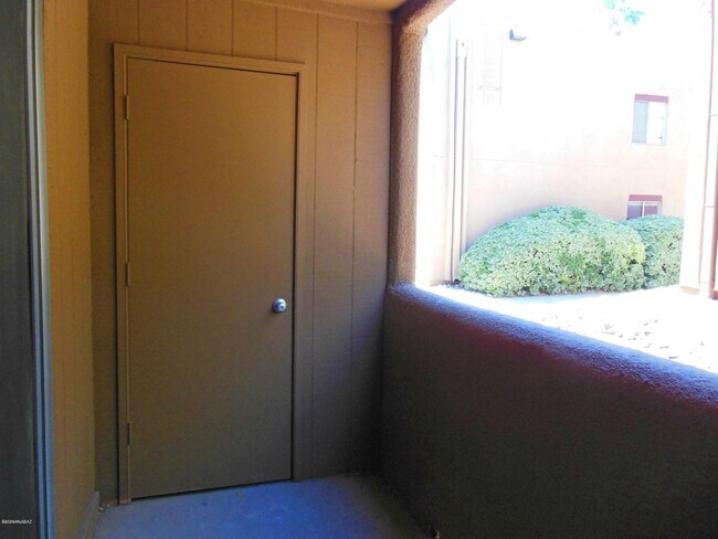 Building Photo - 1810 E Blacklidge Dr