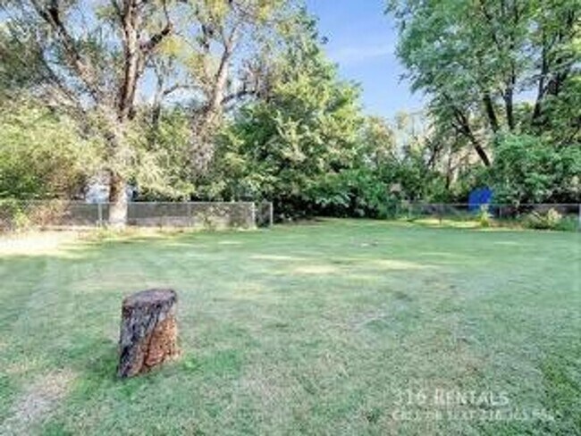 Building Photo - $875 - 2 bedroom/ 1 bathroom - Spacious ho...
