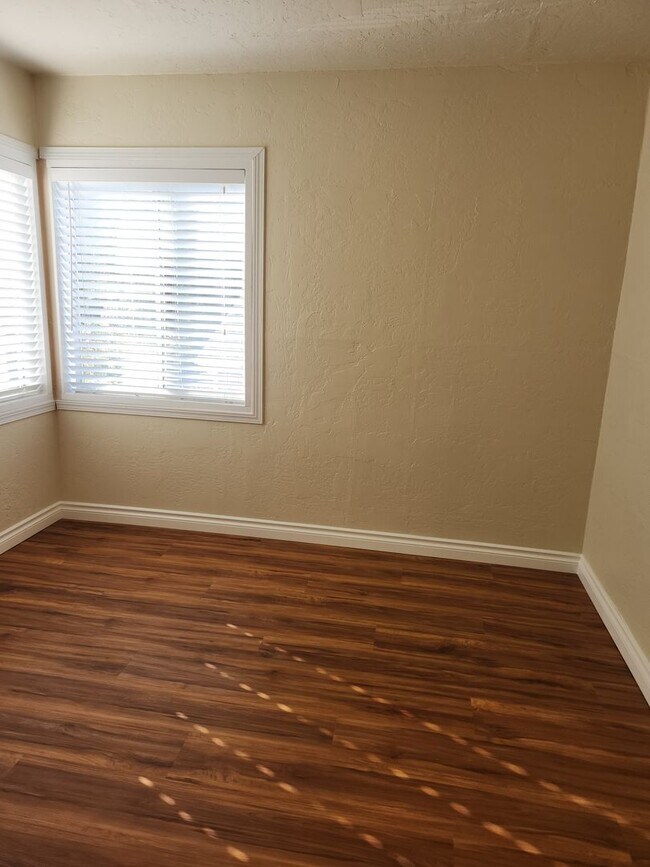 Building Photo - 4 Bedroom 1 Bath House