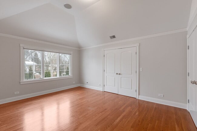 Building Photo - 420 Pine Manor Dr