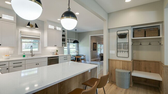 Building Photo - Modern Remodeled 4 Bedroom Rental Home in Brentwood