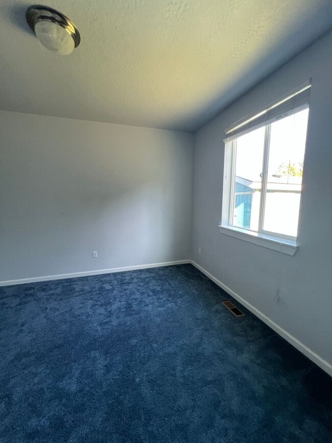 Building Photo - Beautiful Hilltop Country Home with Stunning Views