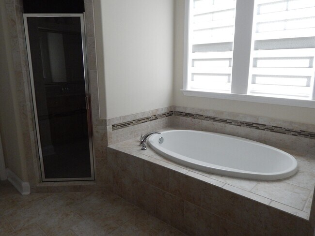 Building Photo - Spacious 6 bedroom, 4 bathroom home!