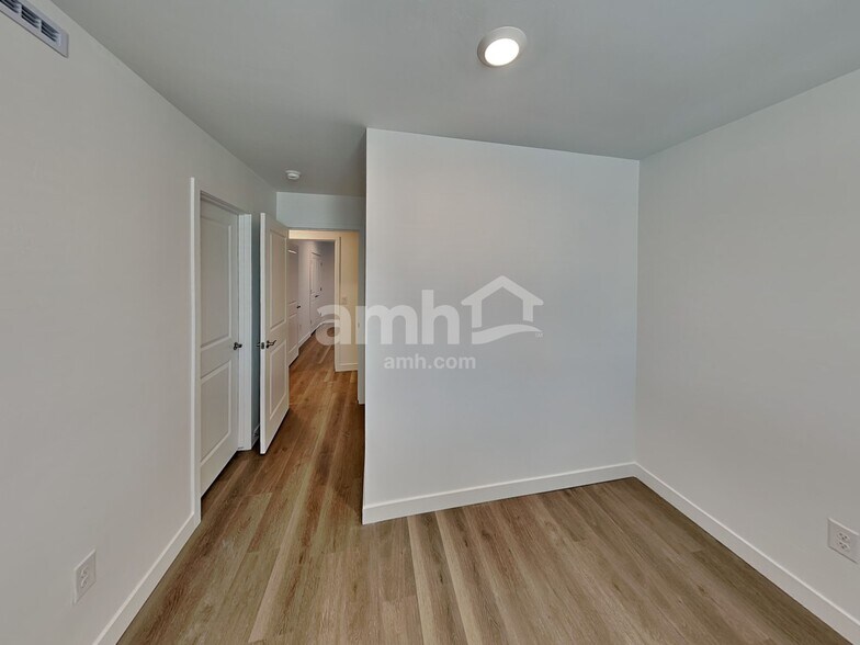 Building Photo - 6143 W Calle Lingo