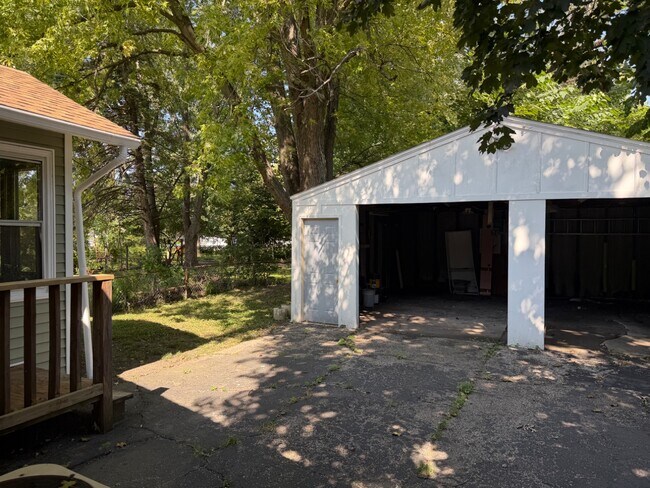 Building Photo - 209 Yates Ave