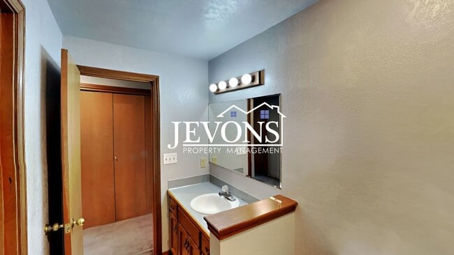 Building Photo - $500 Off First Month! Enjoy this 3-bedroom home featuring a fully equipped kitchen, a two-car att...