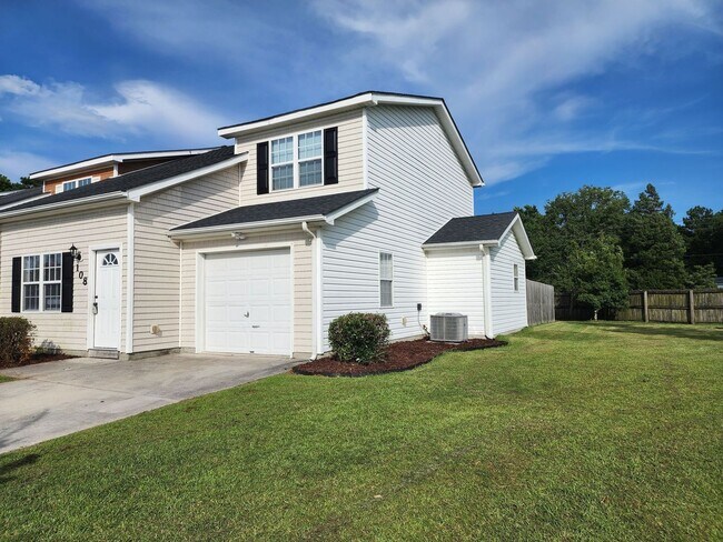 Building Photo - Beautiful 3 bed 2 1/2 bath townhome in a gated community with a pool. Showings Coming Soon!!!