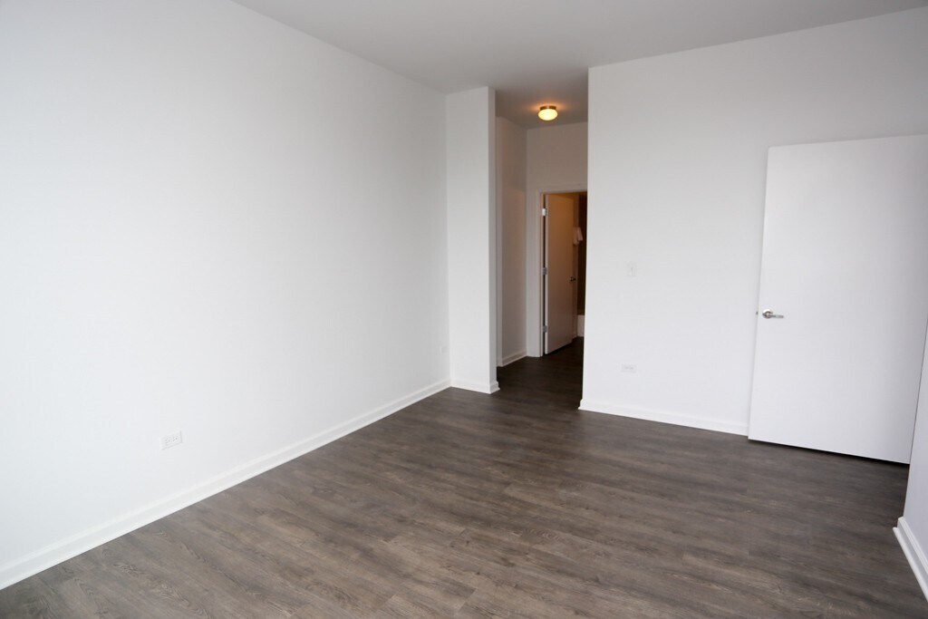 Building Photo - 932 W Dakin St