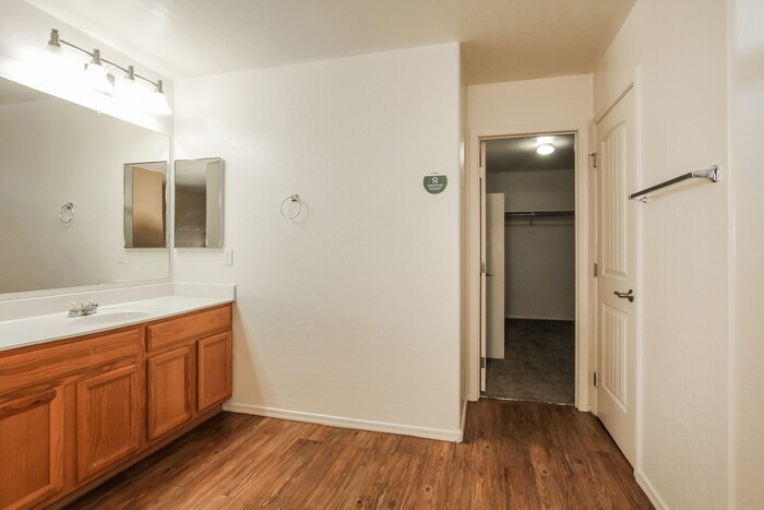 Building Photo - 15066 W Bloomfield Rd