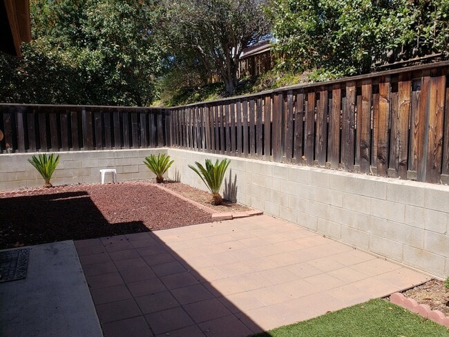 Building Photo - Spacious and Bright Escondido Home