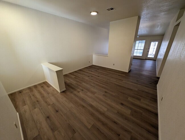 Building Photo - 5117 Kingsbridge