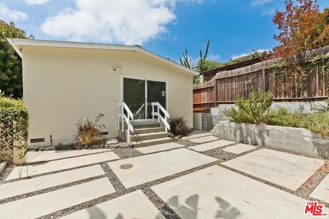 Building Photo - 8531 Walnut Dr