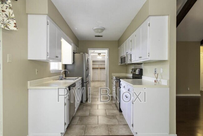 Building Photo - 776 Whitney Dr
