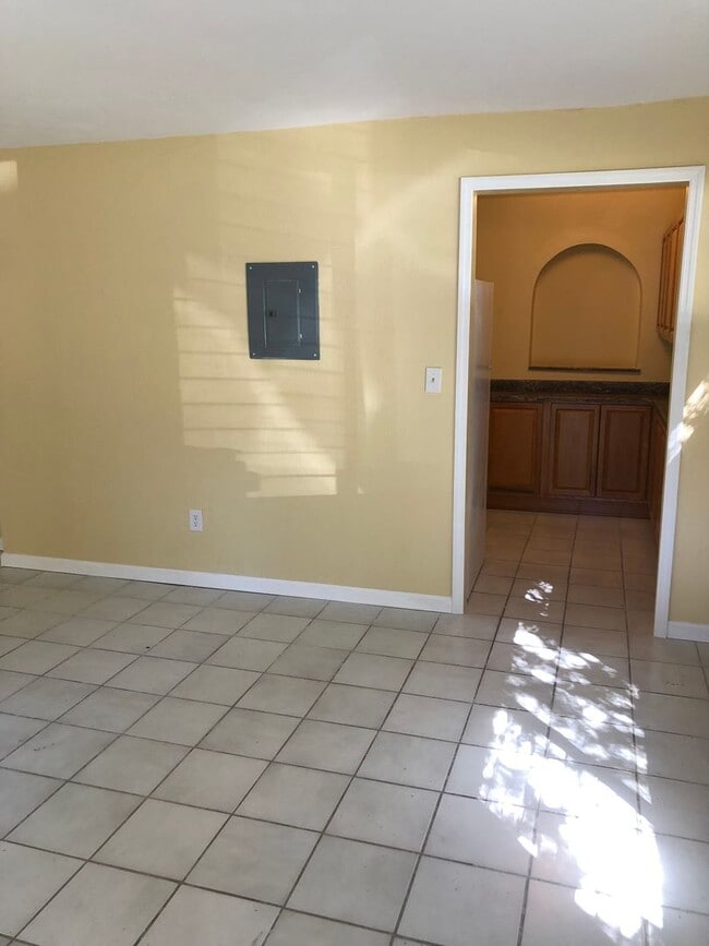 Building Photo - Great home in West Park off of Newberry Road.