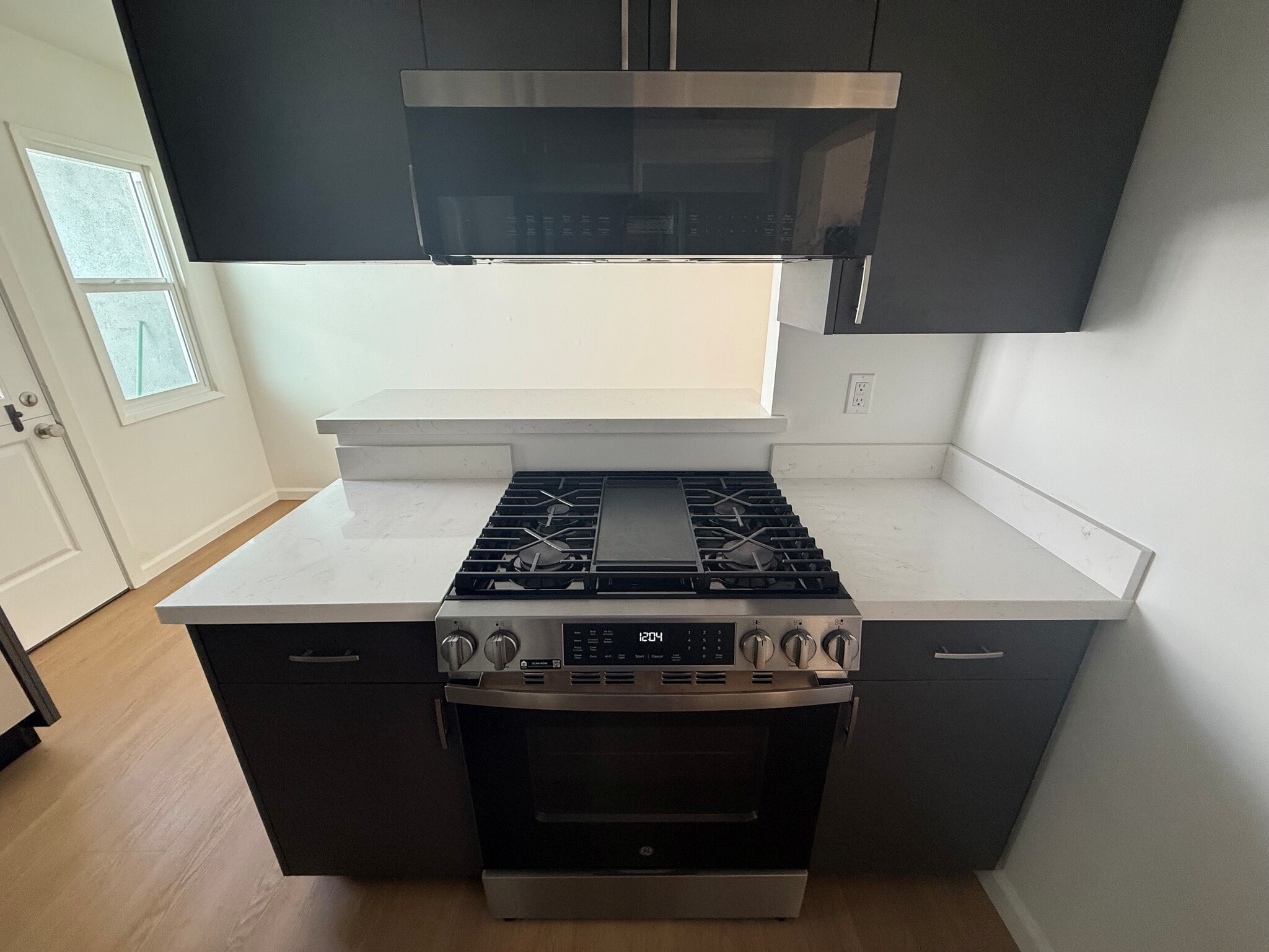 Oven/Microwave - 612 El Redondo Ave