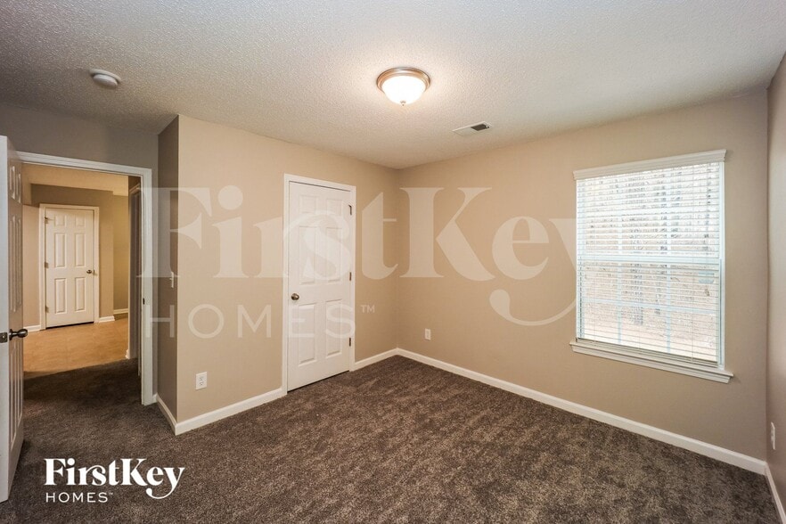 Building Photo - 5440 Bluegrass Dr