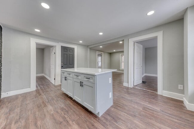 Building Photo - 68 Lewis Ave