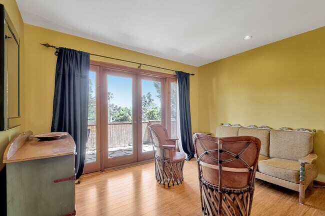 Building Photo - HOLIDAY SPECIAL***2 WEEKS FREE** 3 Bed/2 Bath Oasis in Royal Woods - Available Now