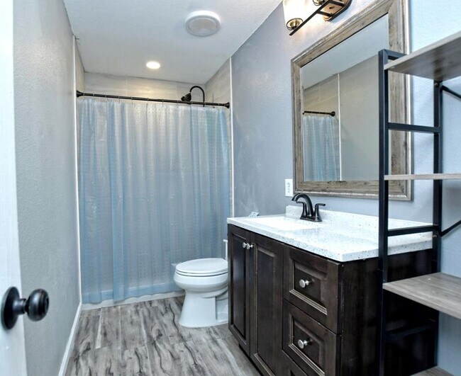 2nd bath - 102 N Prairie Ln