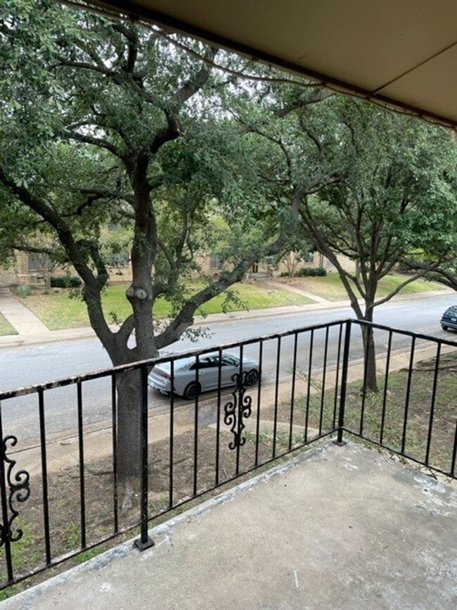 Building Photo - Large 2 Bedroom Condo minutes from SMU!