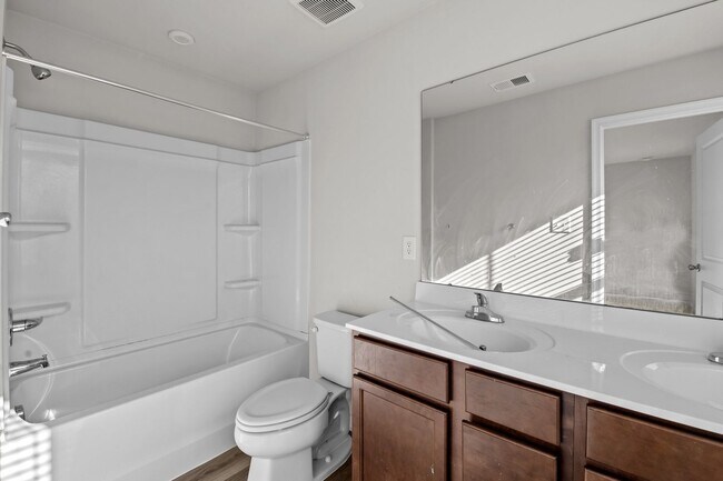 Building Photo - YORK COUNTY 4Bdrm w/Fenced BCKYD.