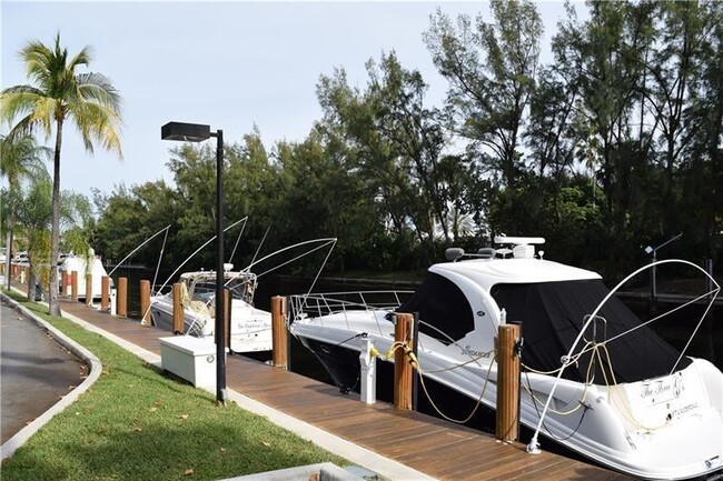 Building Photo - 6223 Bay Club Dr