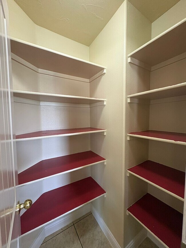 Building Photo - Beautiful 4 Bed 2.5 Bath in Laverkin