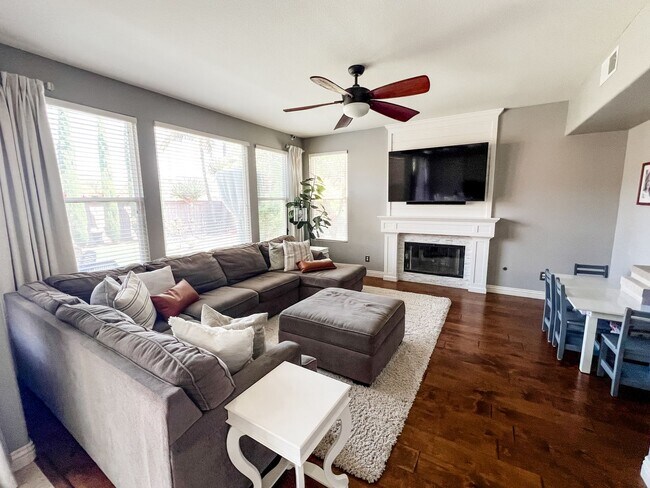 Building Photo - Charming 4 Bedroom/3 Bath Single Family Home on a Cul-de-sac with backyard