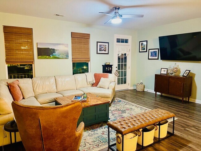 Building Photo - Spacious 3BR House 2 Blocks from the Beach