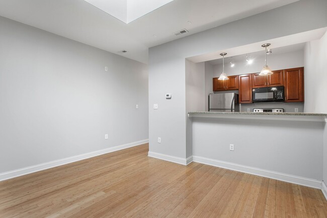 Building Photo - Stunning 1 Bed / 1 Bath - Available Now! N...