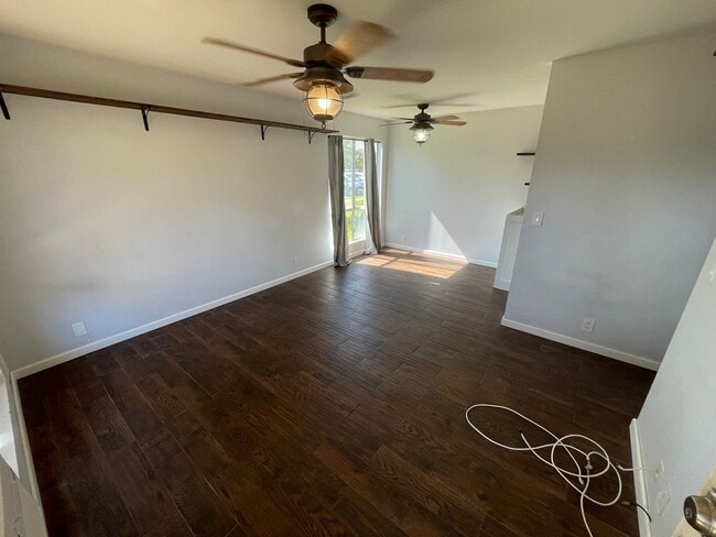 Building Photo - 2 Bed/ 1Bath Unfurnished Upgraded Ground Floor Southpointe Unit with a Yard + 2 Parking Spaces