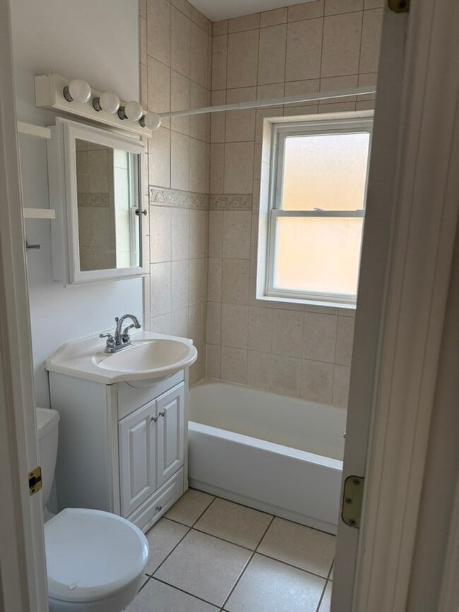 Building Photo - 4845 N Wolcott Ave