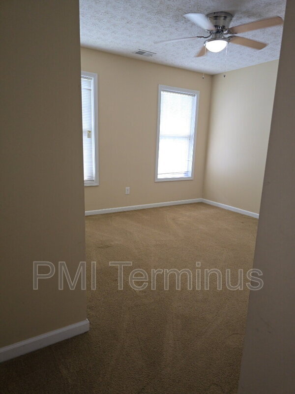 Building Photo - 6122 Farmwood Way SE