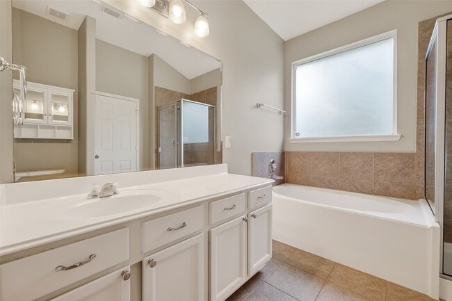 Building Photo - 6431 Applewood Forest Dr