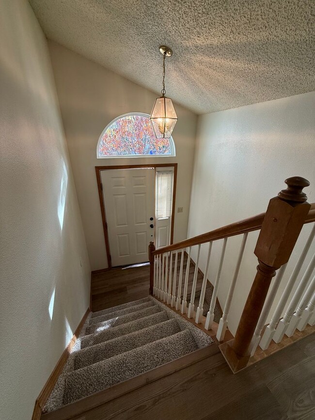 Building Photo - Near Ft Carson, 1342sf Bi-level, 3bd/2ba/2-car!