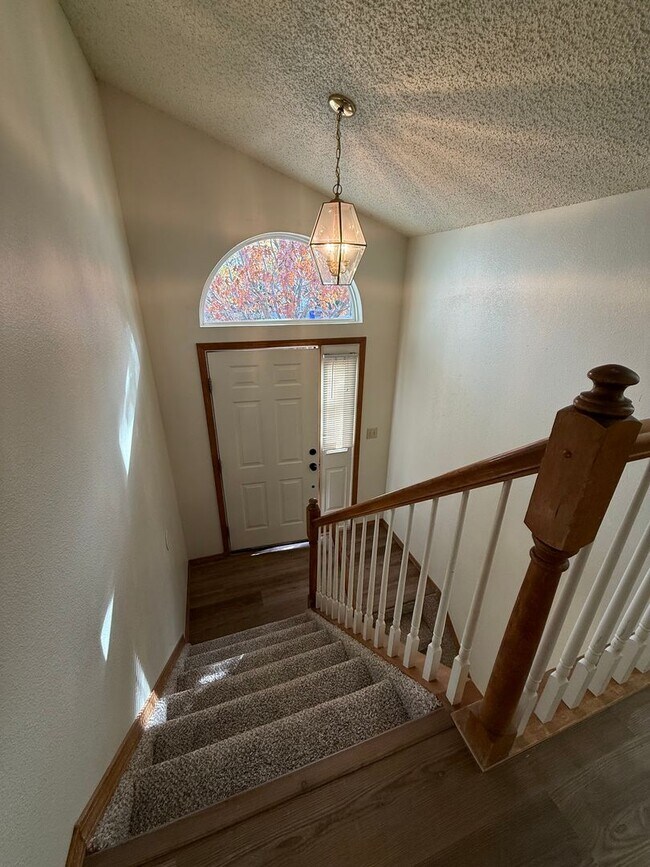 Building Photo - Near Ft Carson, 1342sf Bi-level, 3bd/2ba/2...