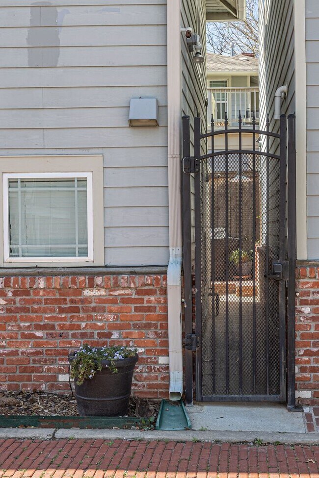 Building Photo - 1515 1/2 S Carson Ave