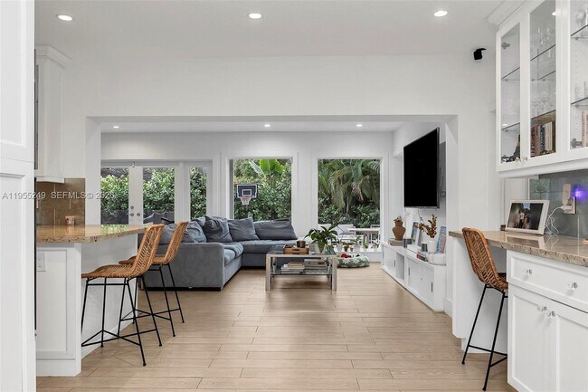 Building Photo - 1444 Mendavia Ave