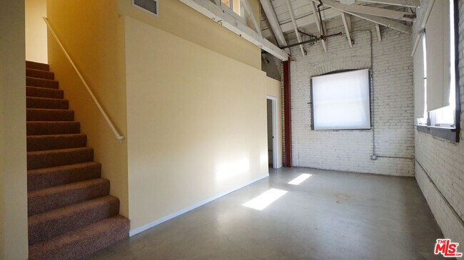 Building Photo - 922 W 23rd St