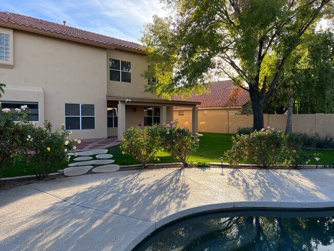 Building Photo - 4746 W Carla Vista Dr