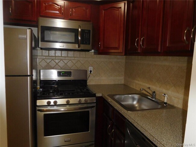 Building Photo - 2 Consulate Dr