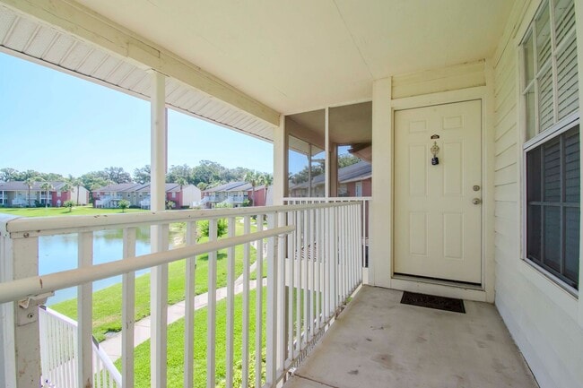 Building Photo - Lake Front 1BR + Den -Move In Special Available