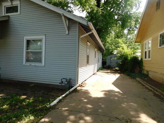 Building Photo - Huge 2 bedroom/1 bath close to the Hosptia...