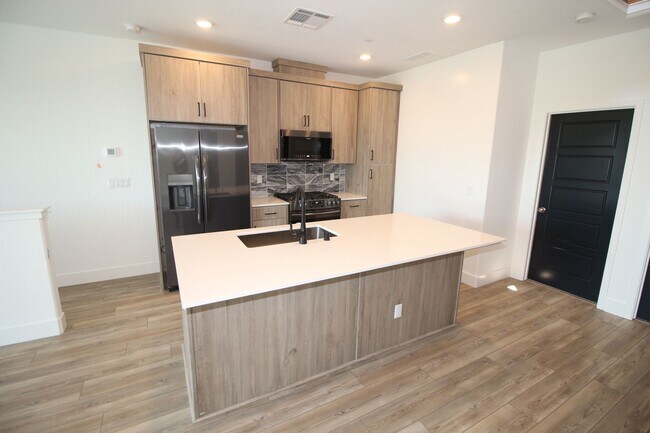 Building Photo - 2707 E Tamarind Dr