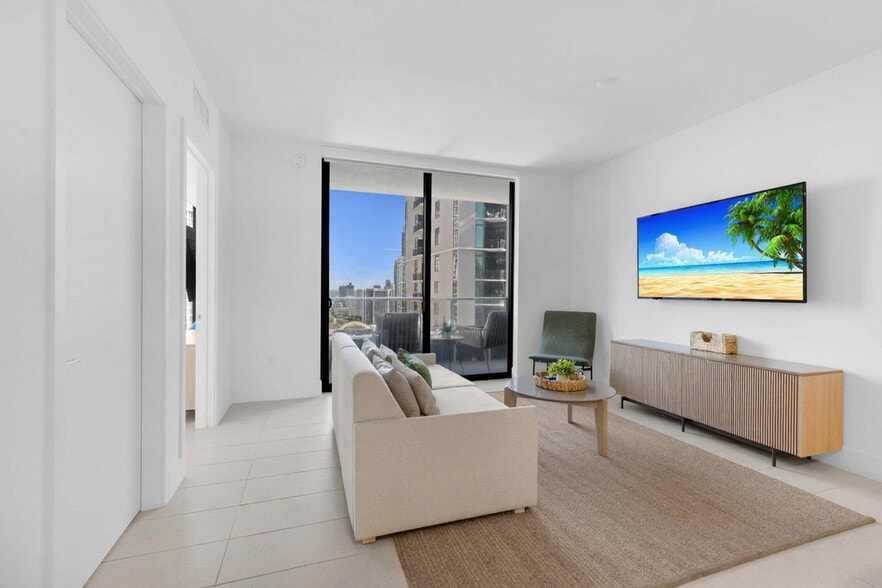 Building Photo - 601 NE 1st Ave