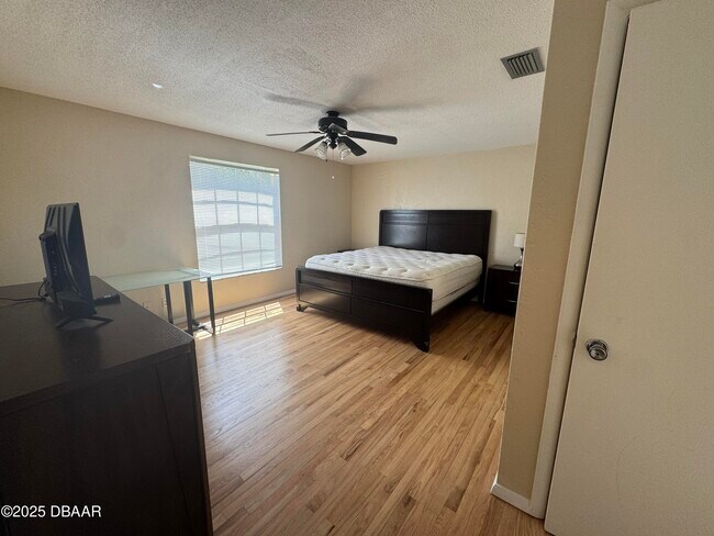 Building Photo - 730 Lindenwood Cir E