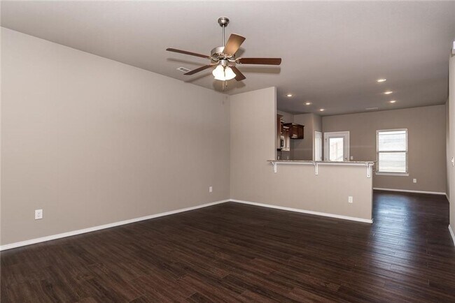 Building Photo - 4 bedroom 2.5 bath in Lowell-south of Promanade