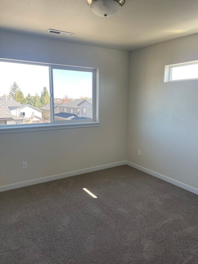 Building Photo - 944 NE Paula Dr