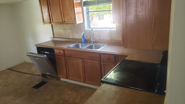 Building Photo - 3 bedroom 1 bath