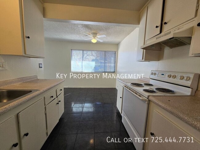 Building Photo - 2 Bedroom 1 Bath Condo Near Cheyenne and R...